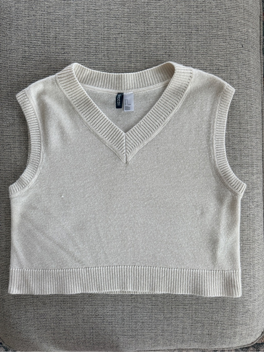 H&M Cream Cropped Sweater Vest Size M | V-Neck Knit